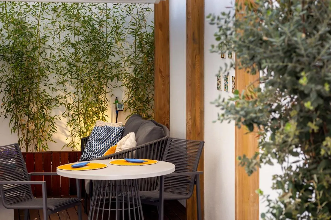 Stupendo- Two Rooms, Patio With Refreshing Pond-Center-Air Conditioning-Free Park Lisbon