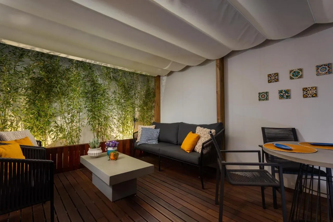 Stupendo- Two Rooms, Patio With Refreshing Pond-Center-Air Conditioning-Free Park Lisbon Portugal