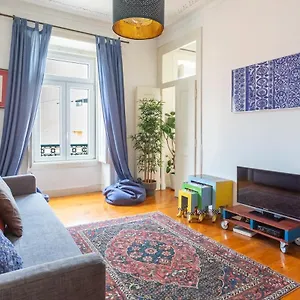 Apartment Bright 2 Bedroom 100m From Av. Liberdade, Lisbon