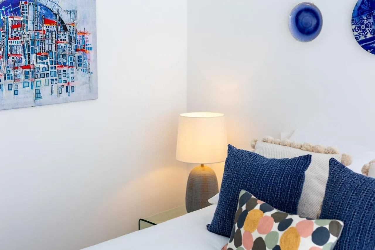 Stupendo- Two Rooms, Patio With Refreshing Pond-Center-Air Conditioning-Free Park Lisbona Appartamento
