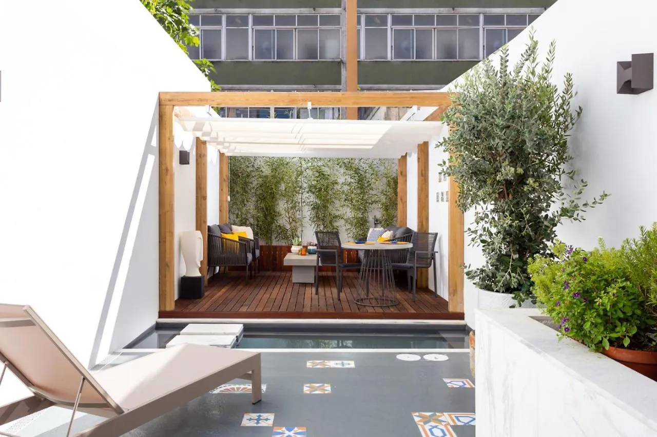 Stupendo- Two Rooms, Patio With Refreshing Pond-Center-Air Conditioning-Free Park Lisbon Apartment