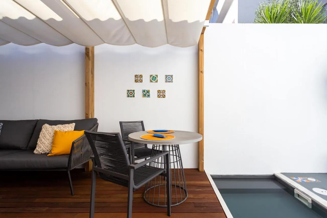 Apartment Stupendo- Two Rooms, Patio With Refreshing Pond-Center-Air Conditioning-Free Park Lisbon Portugal