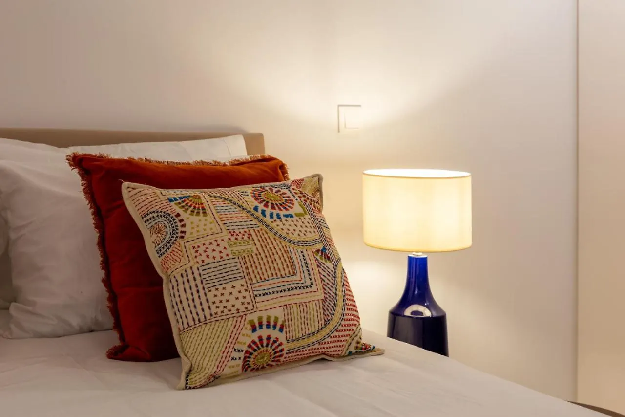 Stupendo- Two Rooms, Patio With Refreshing Pond-Center-Air Conditioning-Free Park Lisbon