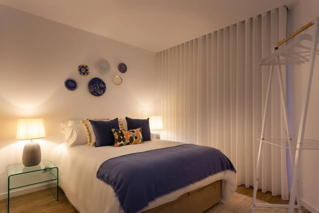 Stupendo- Two Rooms, Patio With Refreshing Pond-Center-Air Conditioning-Free Park Lisbon Apartment