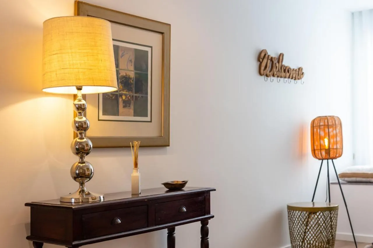 Apartment Stupendo- Two Rooms, Patio With Refreshing Pond-Center-Air Conditioning-Free Park Lisbon Portugal